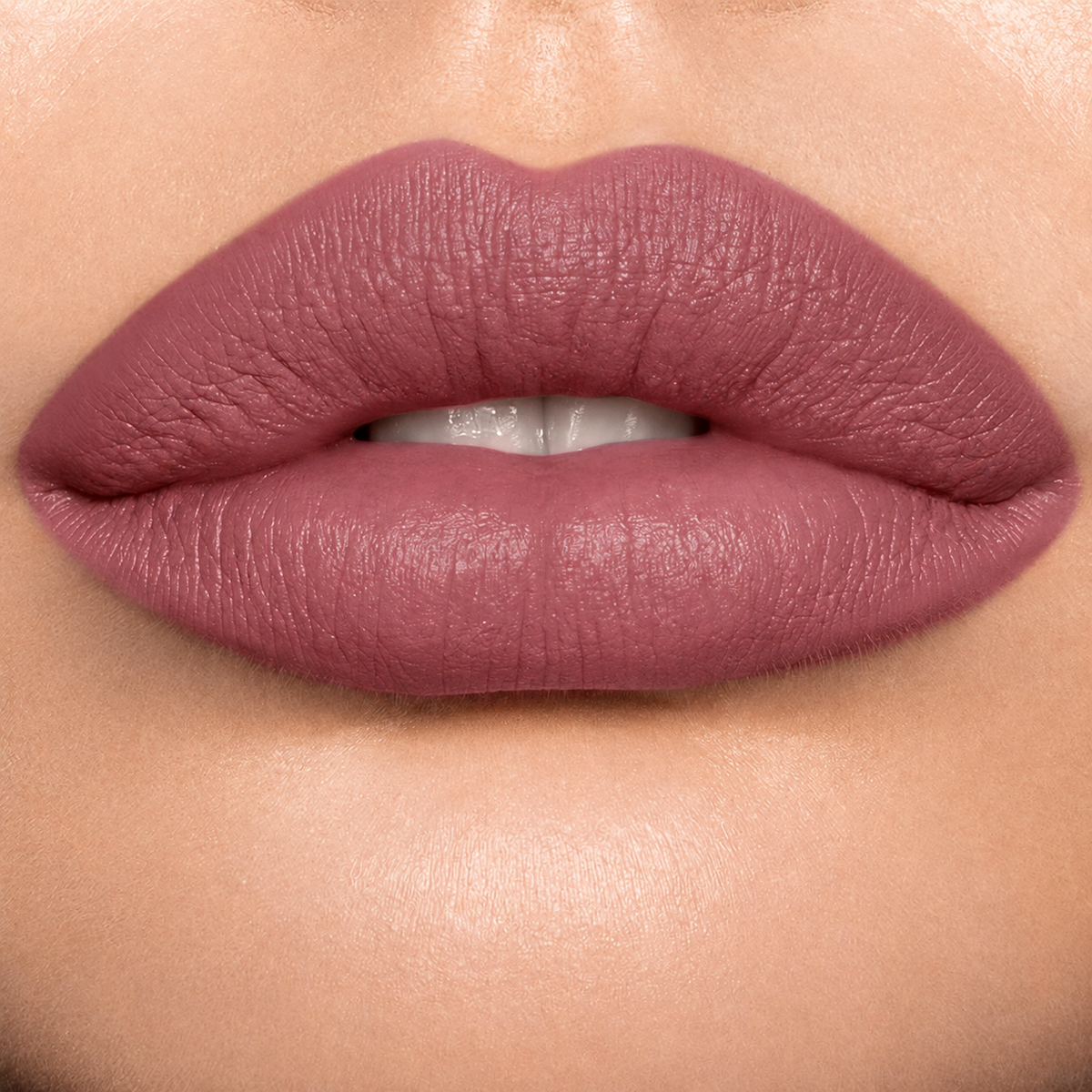 Cashmere Kiss in mauve Lippenstift mit pflegendem mattem Finish, cremiger Lippenstift für trockene Lippen in elegantem Mauve. Hydrating Cashmere Kiss matte lipstick that doesn't dry out lips, creamy velvet lip color with natural pigments for everyday luxury makeup.
