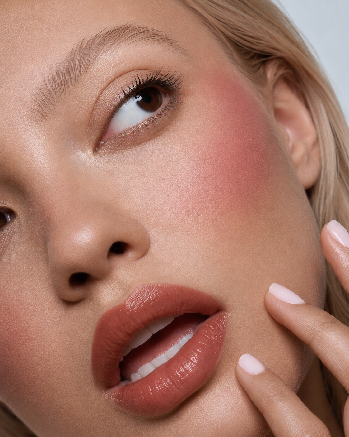Mattierter Lippenstift mit intensiver Farbabgabe und pflegender Formel. Feuchtigkeitsspendender Lippenstift mit natürlichem Finish, der nicht austrocknet oder bröckelt. Matte lipstick with rich pigment and nourishing ingredients. Long-lasting lip color with a velvety finish that stays comfortable all day.