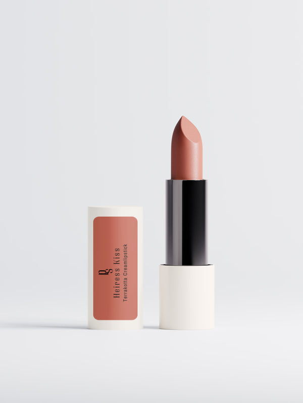 Mattierter Lippenstift mit intensiver Farbabgabe und pflegender Formel. Feuchtigkeitsspendender Lippenstift mit natürlichem Finish, der nicht austrocknet oder bröckelt. Matte lipstick with rich pigment and nourishing ingredients. Long-lasting lip color with a velvety finish that stays comfortable all day.