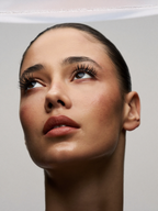 Volumen Mascara mit Peptiden für längere, definierte Wimpern. Pflegende Wimperntusche für mehr Länge, Volumen und intensive schwarze Farbe. Lengthening and volumizing mascara with peptides. Lash care and makeup in one formula for fuller, healthier-looking lashes.