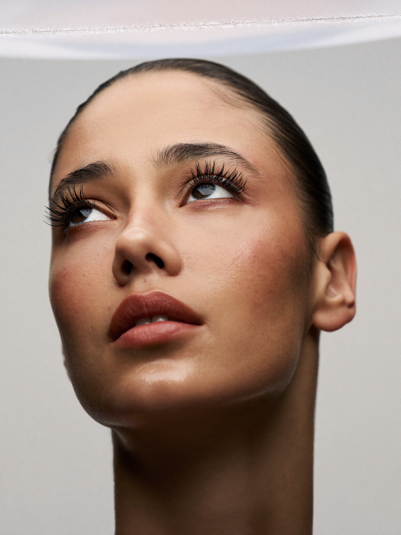 Volumen Mascara mit Peptiden für längere, definierte Wimpern. Pflegende Wimperntusche für mehr Länge, Volumen und intensive schwarze Farbe. Lengthening and volumizing mascara with peptides. Lash care and makeup in one formula for fuller, healthier-looking lashes.