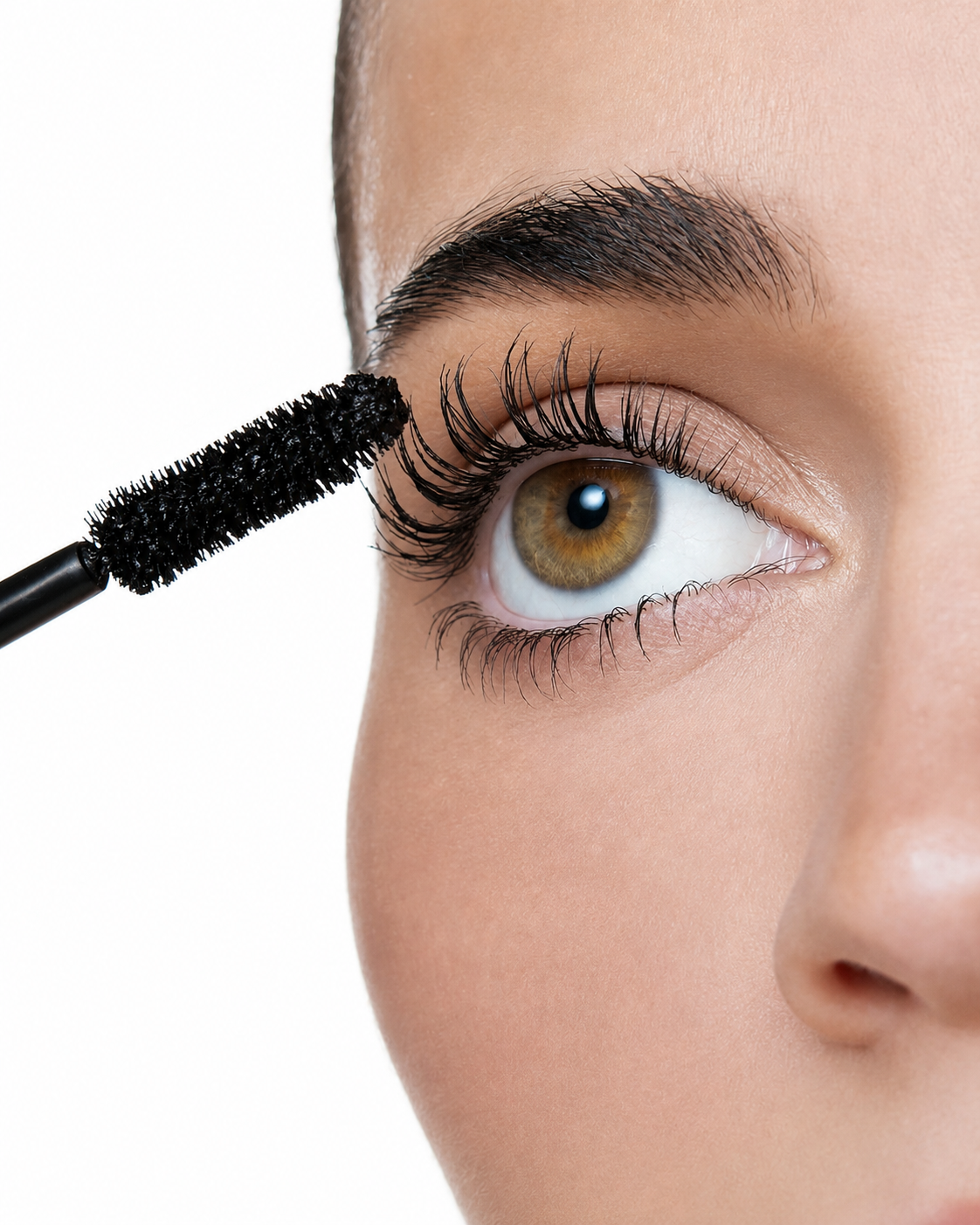 Volumen Mascara mit Peptiden für längere, definierte Wimpern. Pflegende Wimperntusche für mehr Länge, Volumen und intensive schwarze Farbe. Lengthening and volumizing mascara with peptides. Lash care and makeup in one formula for fuller, healthier-looking lashes.