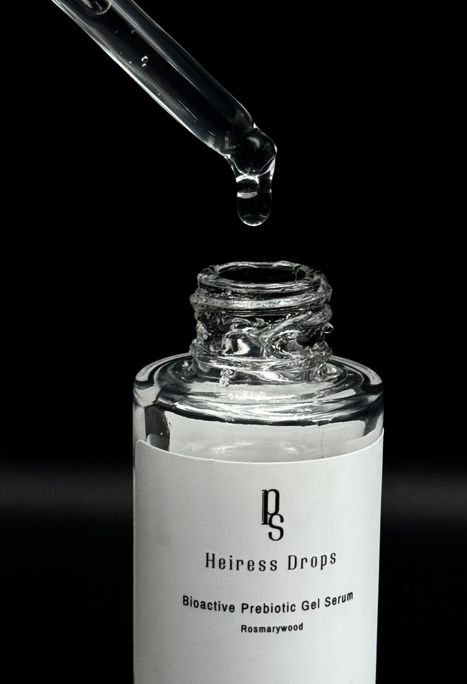 Heiress Drops bioaktives Glow Serum mit Rosmarin-Holz Duft – luxuriöses Präbiotisches Gel für strahlende Haut. Heiress Drops bioactive glow serum with rosemary wood scent. Luxury prebiotic gel for radiant, hydrated skin.
